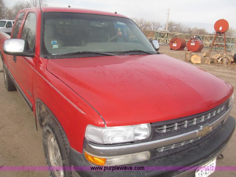 image for item B5447 2001 Chevrolet Silverado 1500 LT Ext. Cab pickup truck