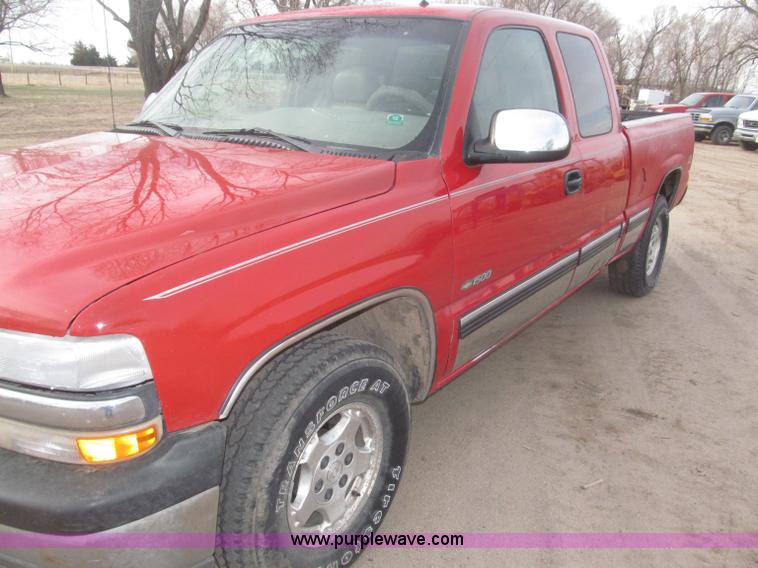 image for item B5447 2001 Chevrolet Silverado 1500 LT Ext. Cab pickup truck
