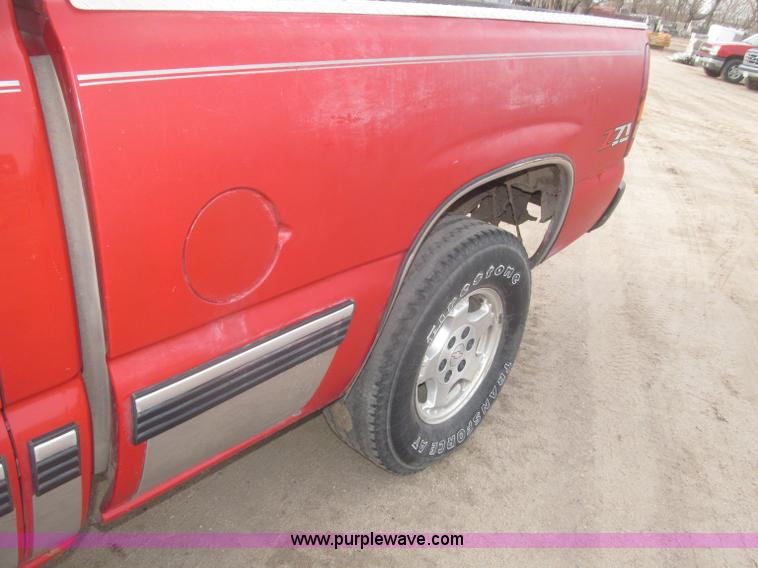 image for item B5447 2001 Chevrolet Silverado 1500 LT Ext. Cab pickup truck