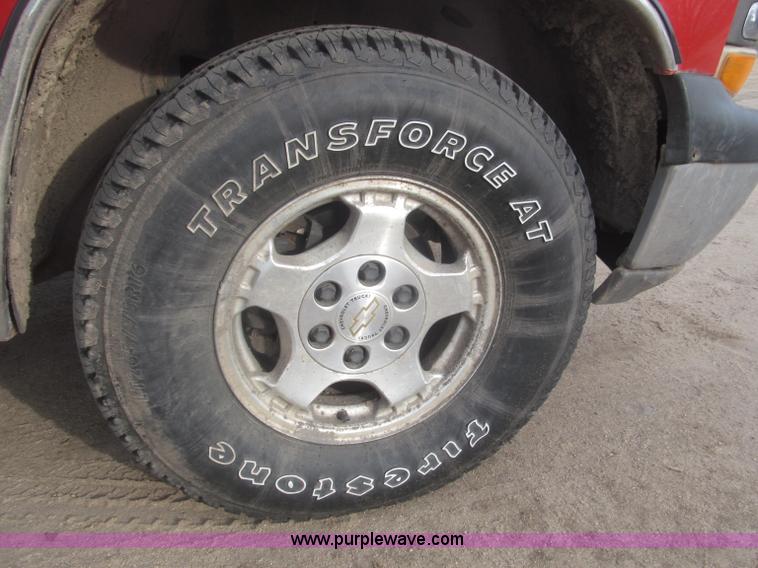 image for item B5447 2001 Chevrolet Silverado 1500 LT Ext. Cab pickup truck