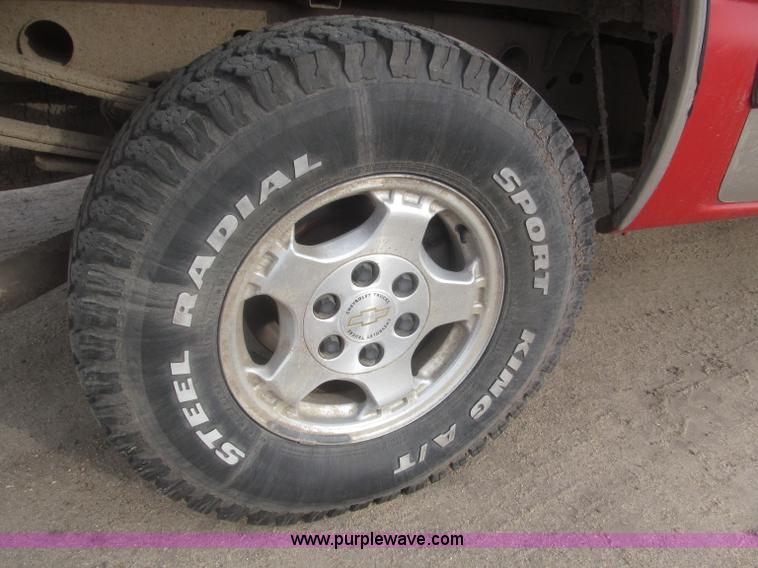 image for item B5447 2001 Chevrolet Silverado 1500 LT Ext. Cab pickup truck