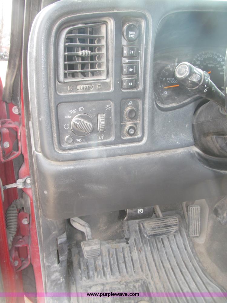 image for item B5454 2004 Chevrolet Silverado 1500 Z71 pickup truck