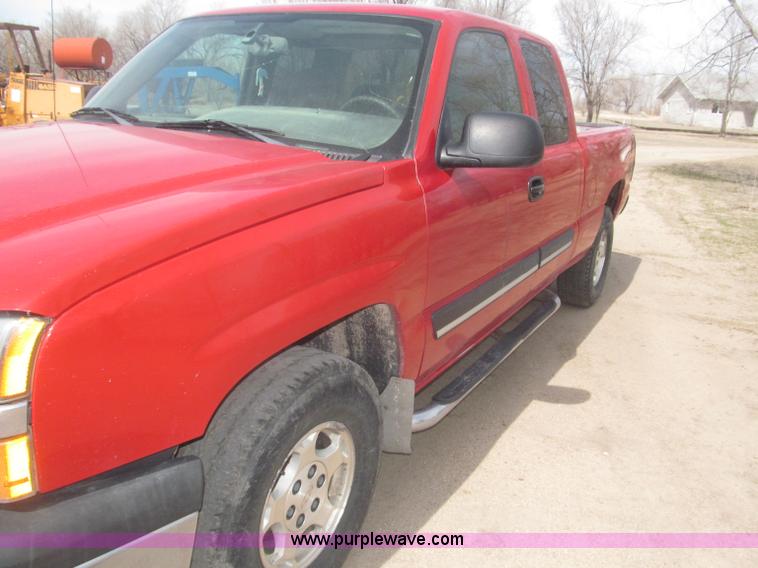 image for item B5454 2004 Chevrolet Silverado 1500 Z71 pickup truck