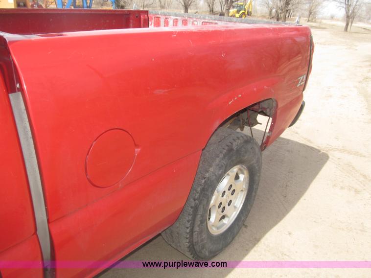 image for item B5454 2004 Chevrolet Silverado 1500 Z71 pickup truck