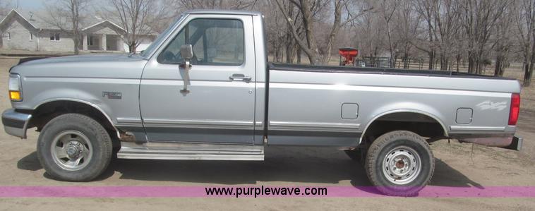 image for item B5455 1993 Ford F150 XLT pickup truck