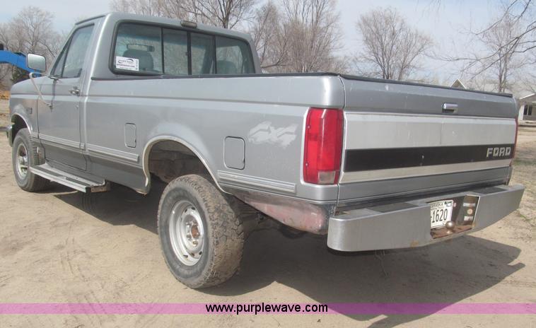 image for item B5455 1993 Ford F150 XLT pickup truck