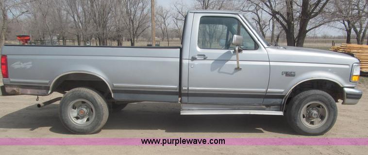 image for item B5455 1993 Ford F150 XLT pickup truck