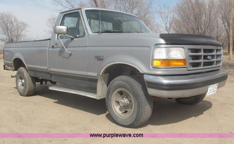 image for item B5455 1993 Ford F150 XLT pickup truck