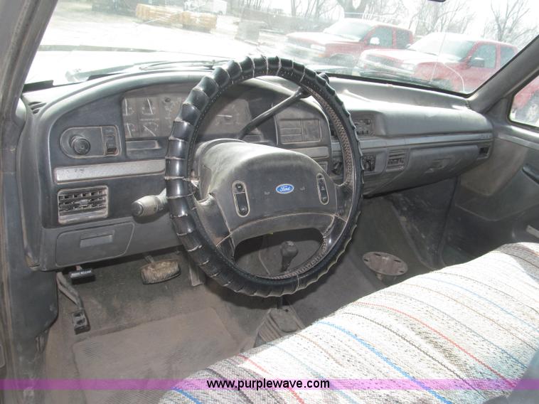 image for item B5455 1993 Ford F150 XLT pickup truck