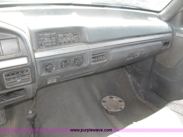 image for item B5455 1993 Ford F150 XLT pickup truck