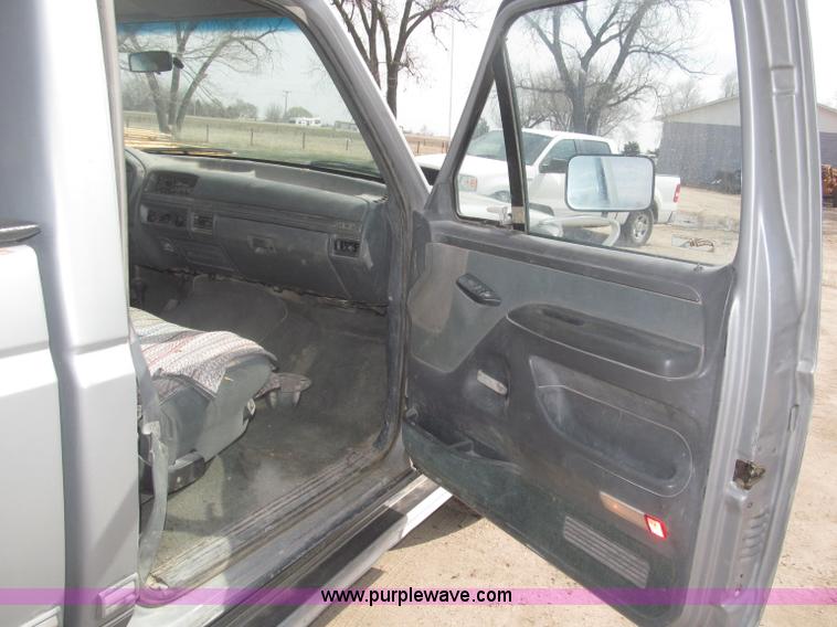 image for item B5455 1993 Ford F150 XLT pickup truck