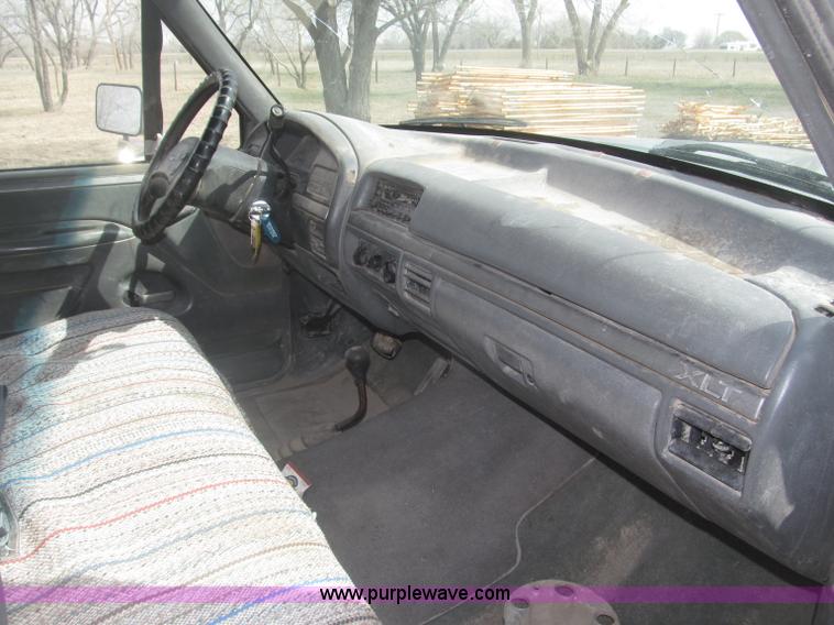 image for item B5455 1993 Ford F150 XLT pickup truck