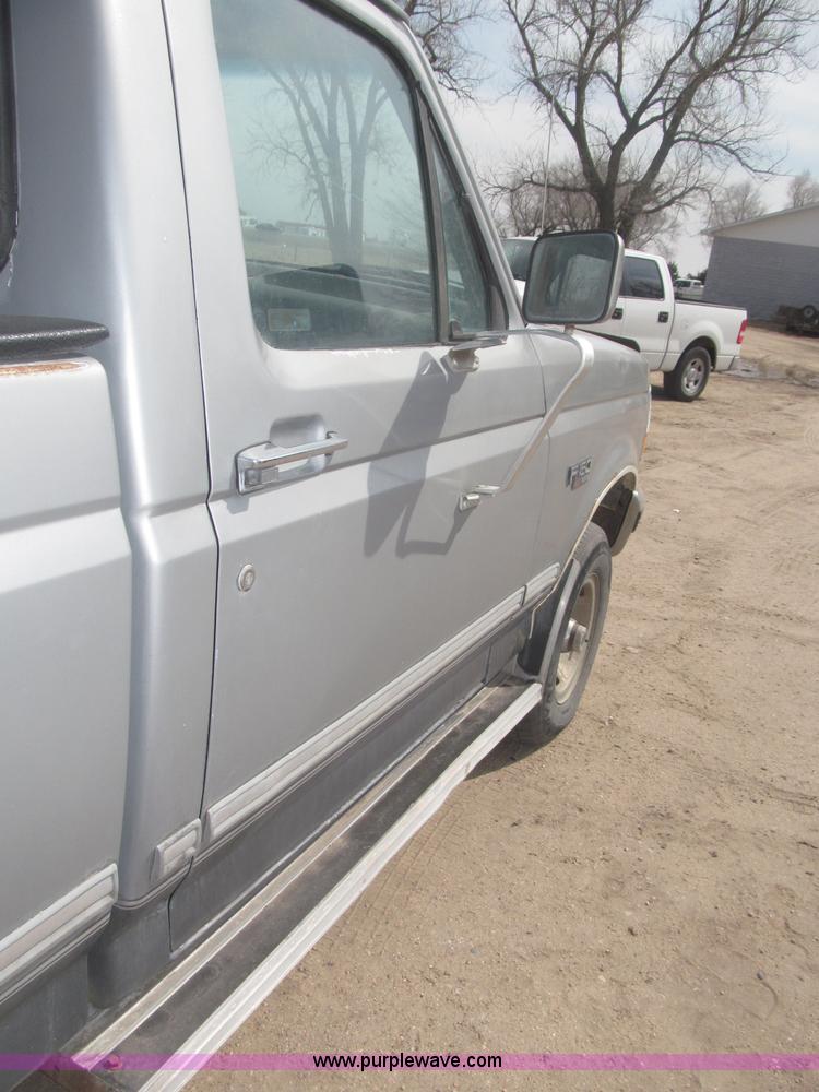 image for item B5455 1993 Ford F150 XLT pickup truck