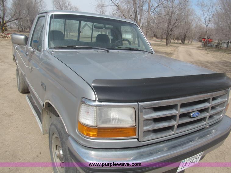 image for item B5455 1993 Ford F150 XLT pickup truck