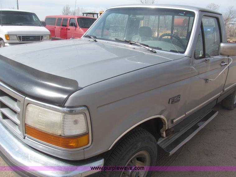 image for item B5455 1993 Ford F150 XLT pickup truck