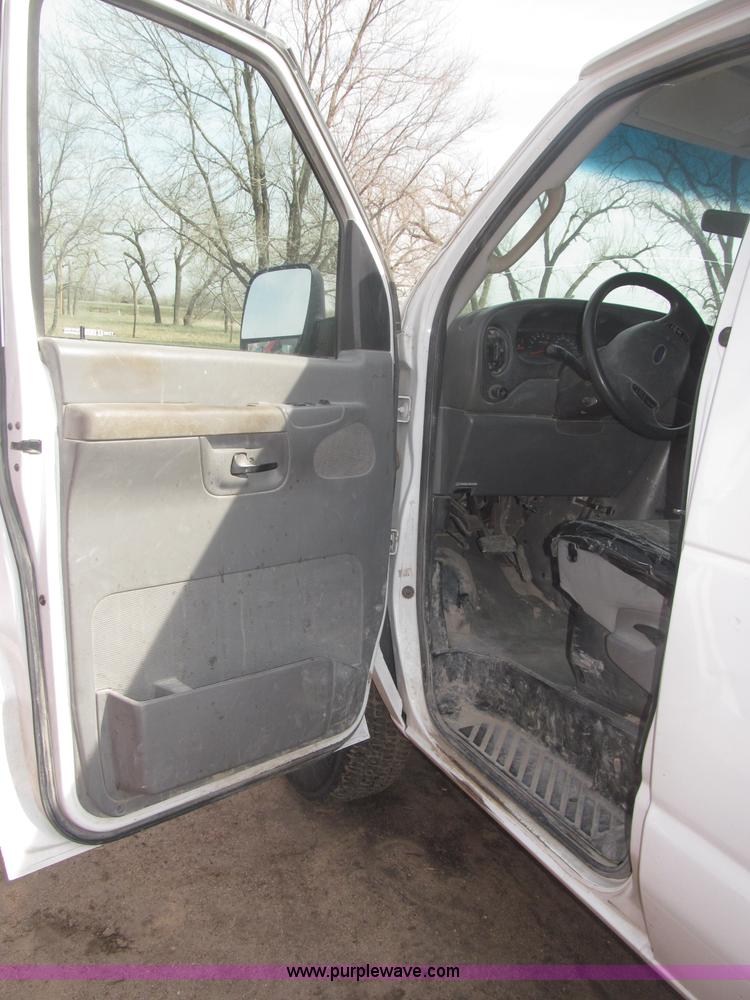image for item B5456 2004 Ford E350 XLT van