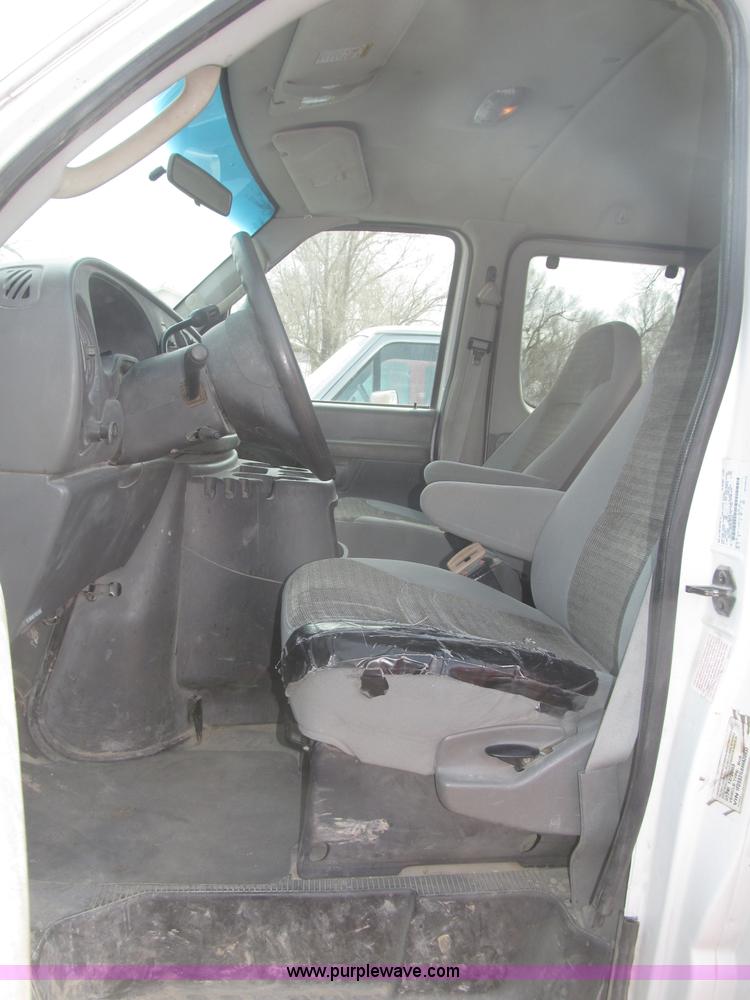 image for item B5456 2004 Ford E350 XLT van