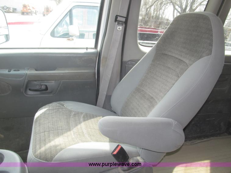 image for item B5456 2004 Ford E350 XLT van