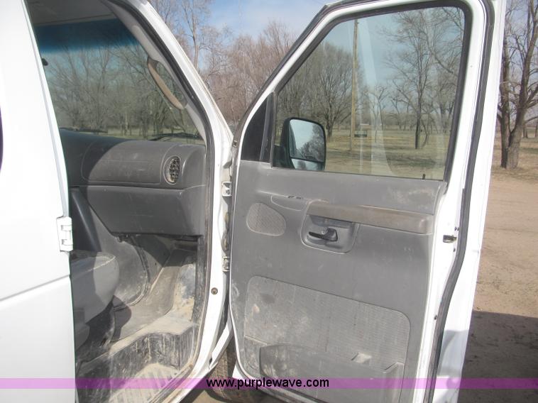 image for item B5456 2004 Ford E350 XLT van
