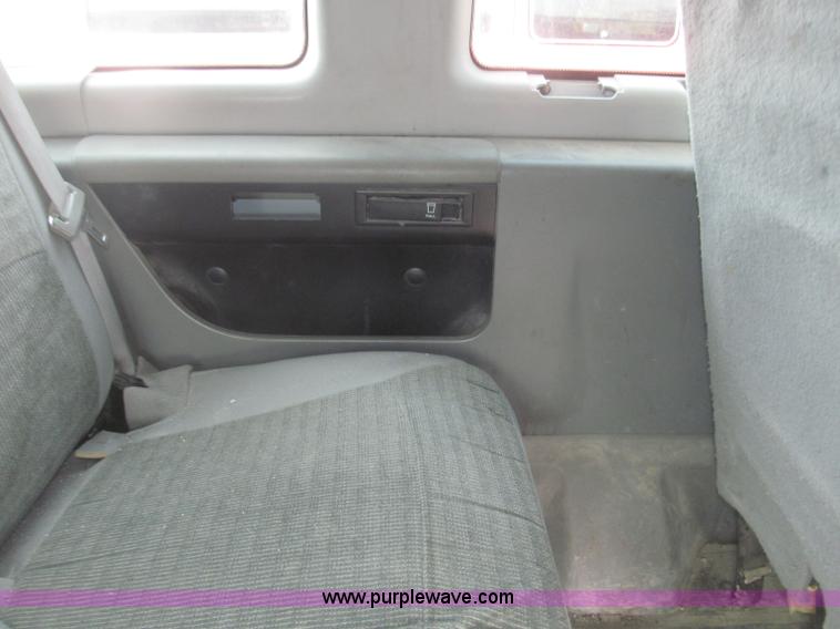 image for item B5456 2004 Ford E350 XLT van
