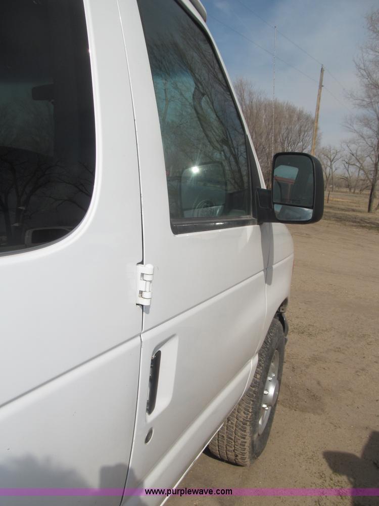 image for item B5456 2004 Ford E350 XLT van