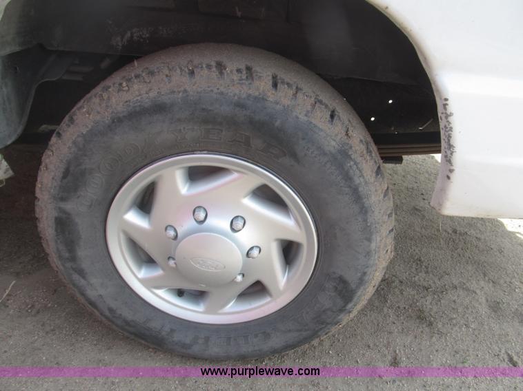 image for item B5456 2004 Ford E350 XLT van