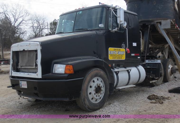 image for item D5812 1996 Volvo WIA semi truck