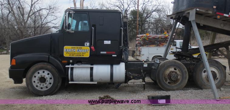 image for item D5812 1996 Volvo WIA semi truck