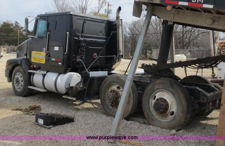 image for item D5812 1996 Volvo WIA semi truck