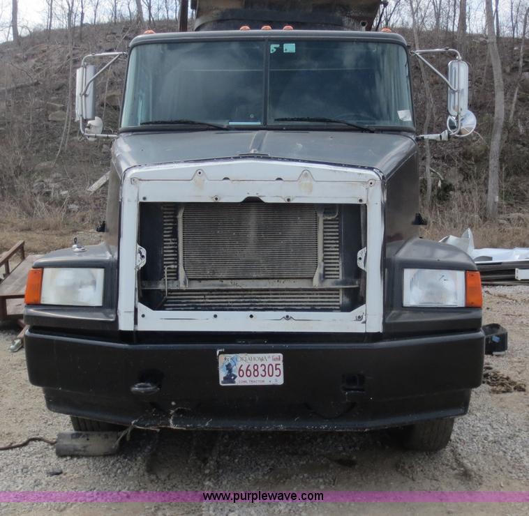 image for item D5812 1996 Volvo WIA semi truck