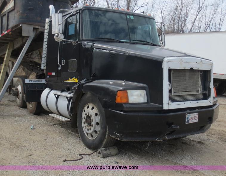 image for item D5812 1996 Volvo WIA semi truck