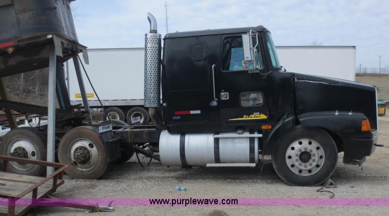 image for item D5812 1996 Volvo WIA semi truck