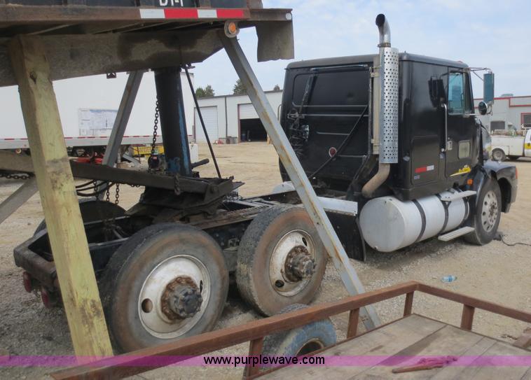 image for item D5812 1996 Volvo WIA semi truck