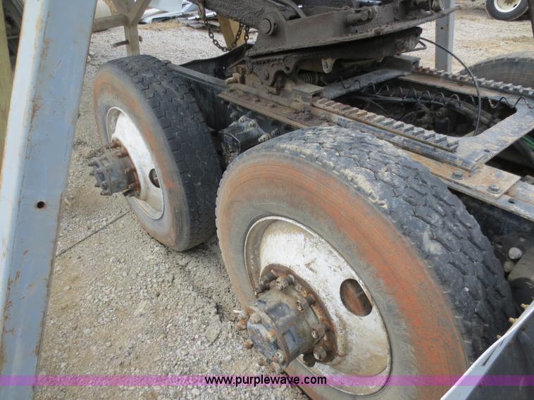 image for item D5812 1996 Volvo WIA semi truck