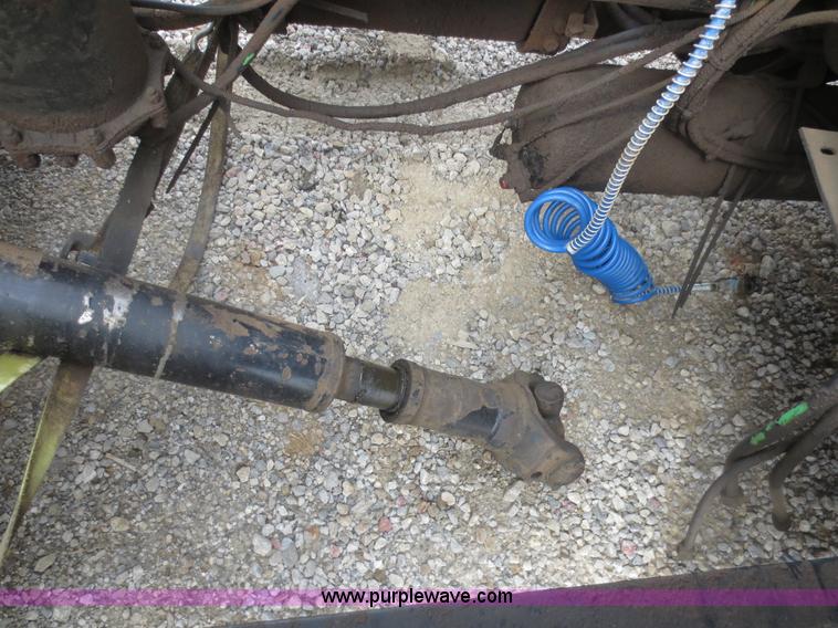 image for item D5812 1996 Volvo WIA semi truck