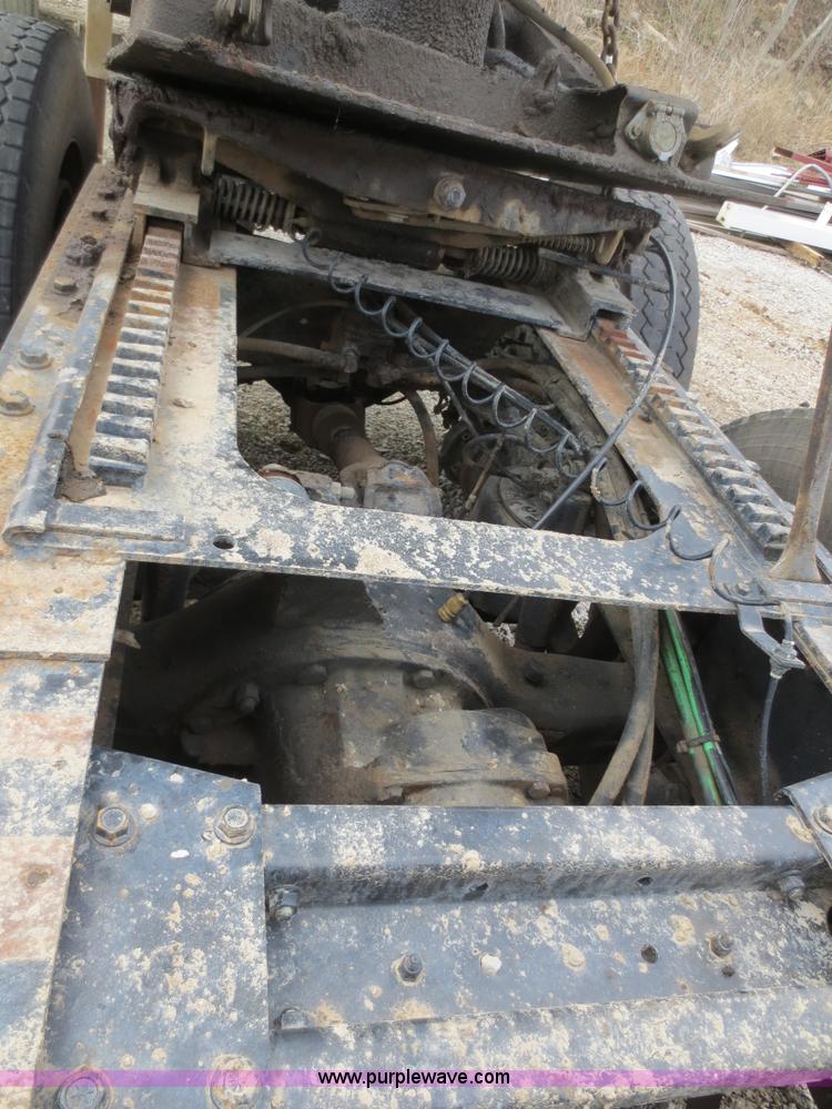 image for item D5812 1996 Volvo WIA semi truck