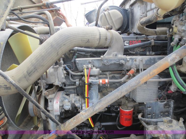 image for item D5812 1996 Volvo WIA semi truck