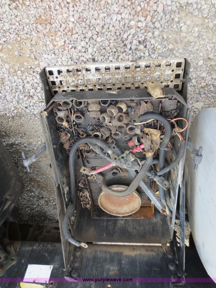 image for item D5812 1996 Volvo WIA semi truck