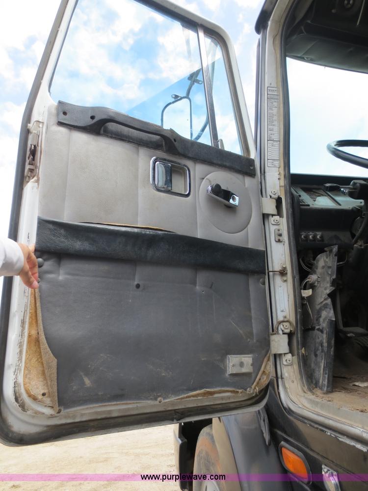 image for item D5812 1996 Volvo WIA semi truck
