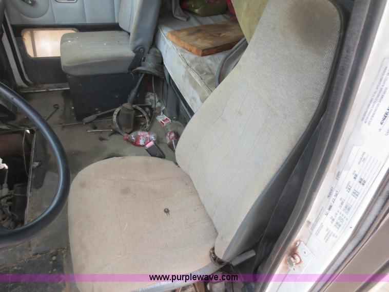 image for item D5812 1996 Volvo WIA semi truck