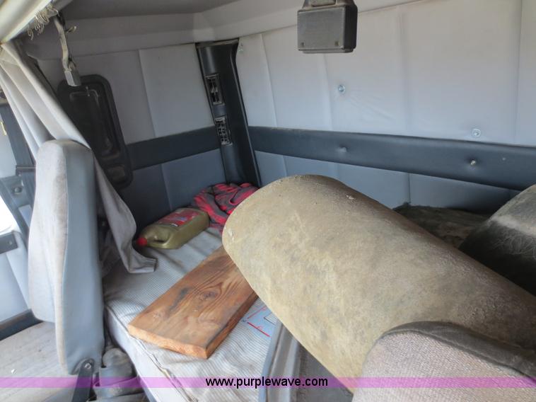 image for item D5812 1996 Volvo WIA semi truck