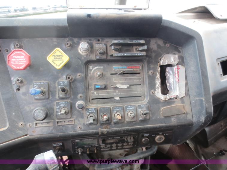 image for item D5812 1996 Volvo WIA semi truck