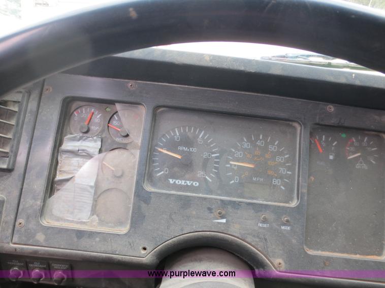 image for item D5812 1996 Volvo WIA semi truck