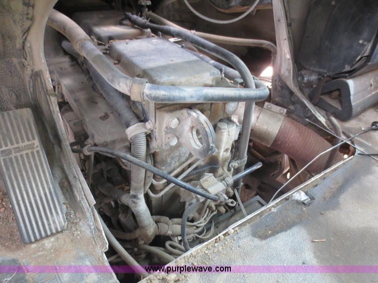 image for item D5812 1996 Volvo WIA semi truck