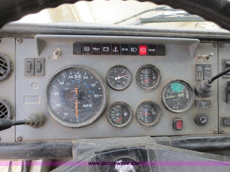 image for item D5815 1995 Mack CS250P service truck