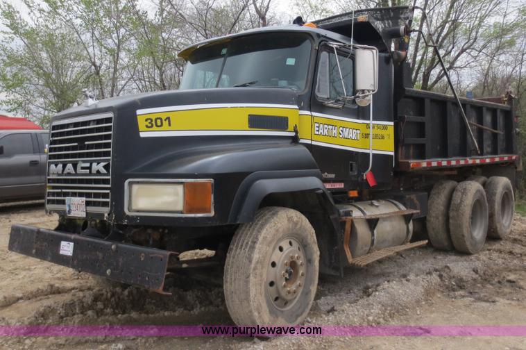 image for item D5823 1998 Mack CH613 dump truck
