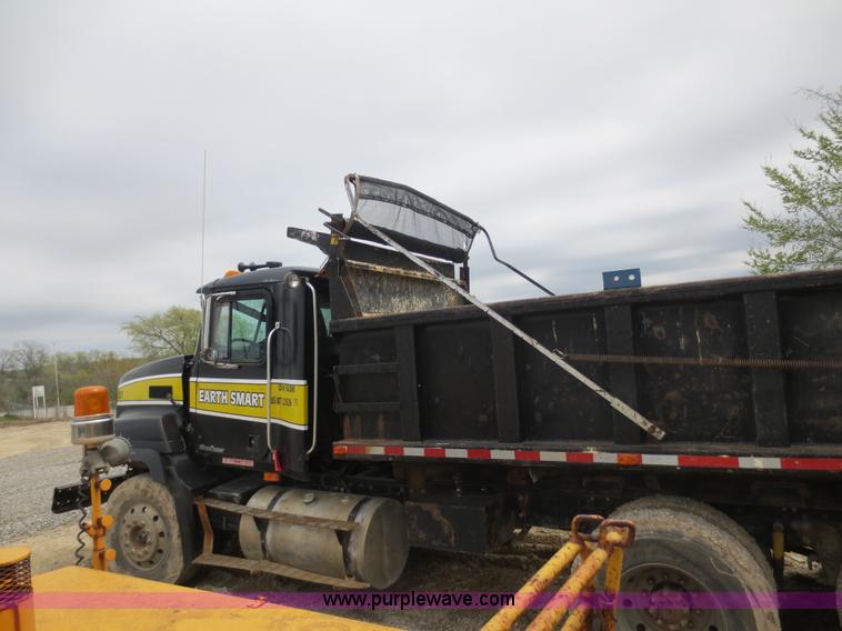 image for item D5823 1998 Mack CH613 dump truck