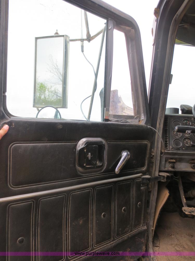 image for item D5823 1998 Mack CH613 dump truck