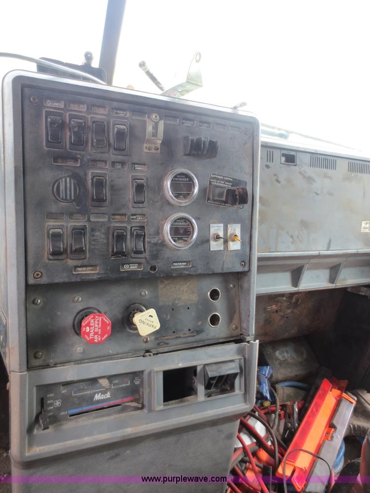 image for item D5823 1998 Mack CH613 dump truck