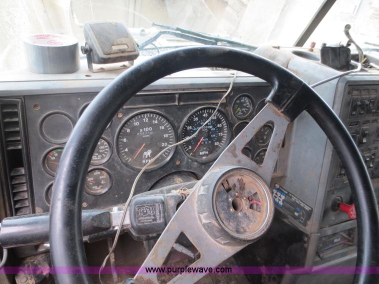 image for item D5823 1998 Mack CH613 dump truck